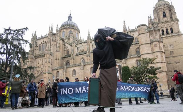Cien asociaciones se unen para exigir que la UE cambie su política migratoria