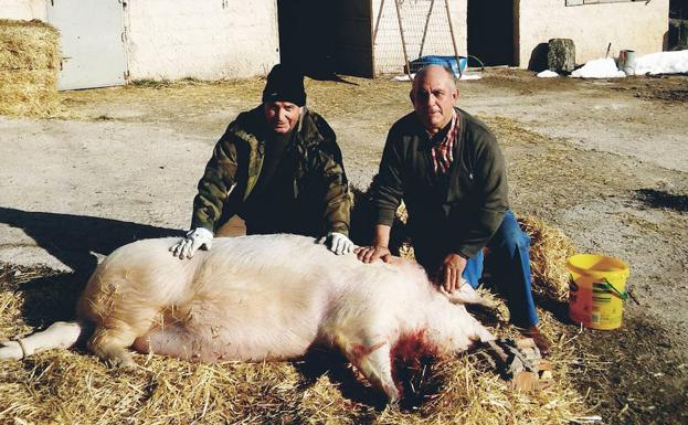 Los vecinos de Casla, entre chorizos y torreznos