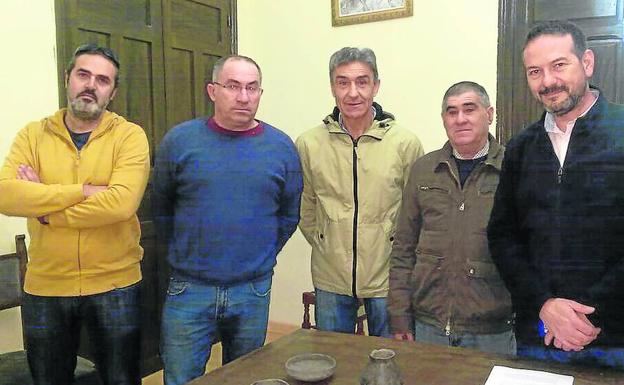 Aguilafuente recibe cinco piezas cerámicas halladas hace 37 años