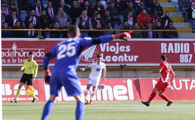 Buendía silencia los pitos con fútbol y sale ovacionado