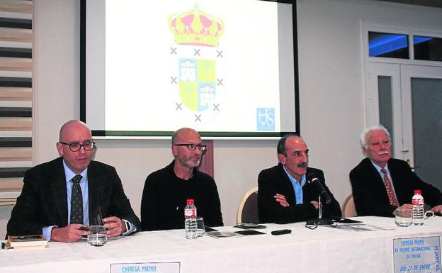 El poeta Pedro Maestre recibe el Premio Jaime Gil de Biedma de Nava de la Asunción