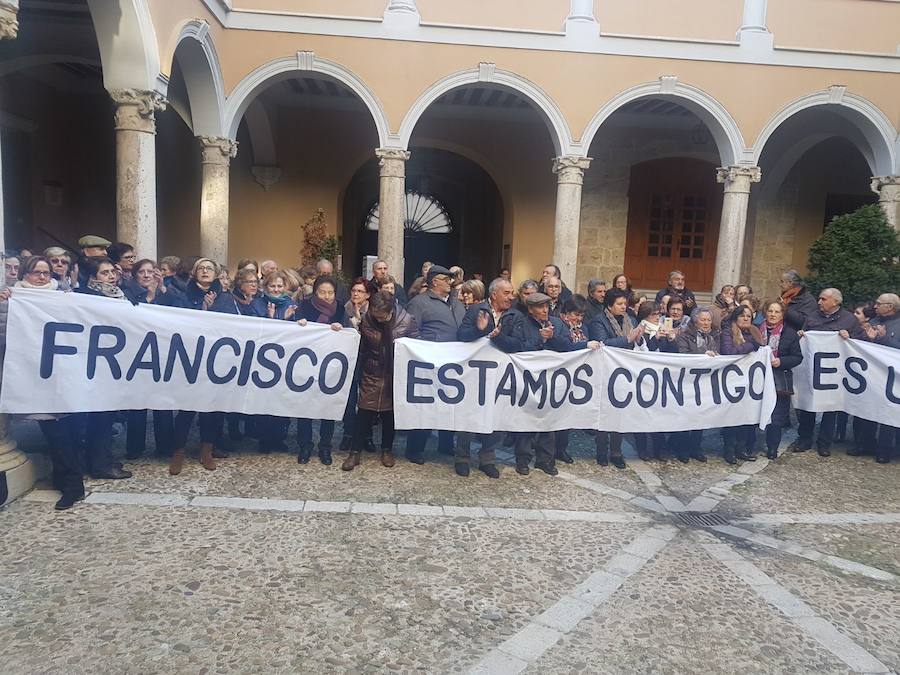 Un centenar de personas se concentran ante el Arzobispado en apoyo al párroco de Villalón