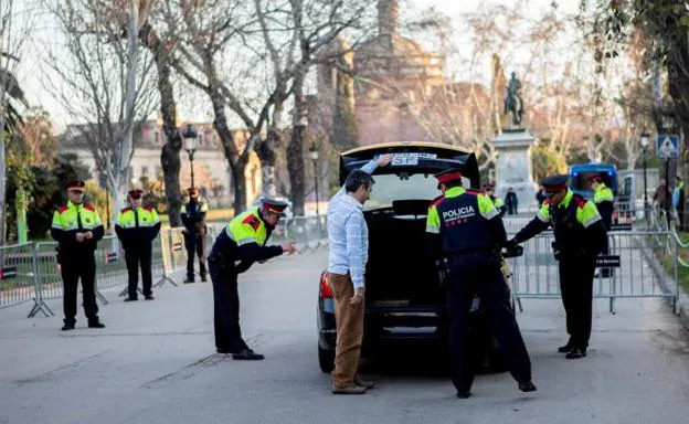 Los Mossos buscan a Puigdemont en el maletero del taxi de Domenech