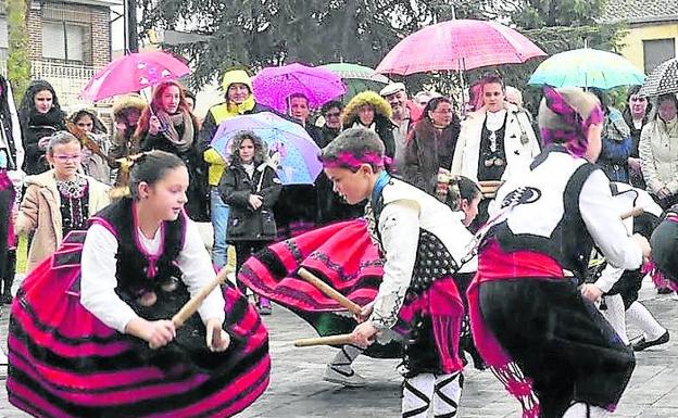 Los paloteos regresan a Aguilafuente con motivo de la fiesta de las Candelas