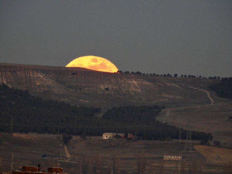 Salida de la superluna en Valladolid