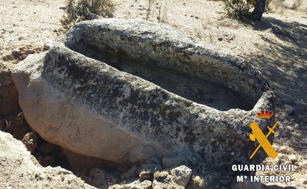 Dos detenidos por tratar de expoliar un sepulcro de roca para venderlo