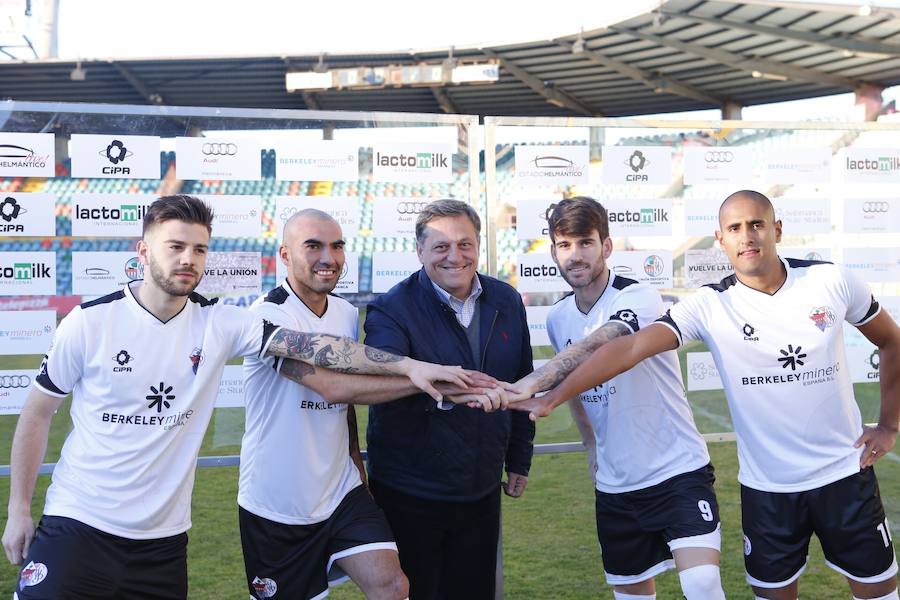 El CF Salmantino presenta a sus cuatro últimos fichajes