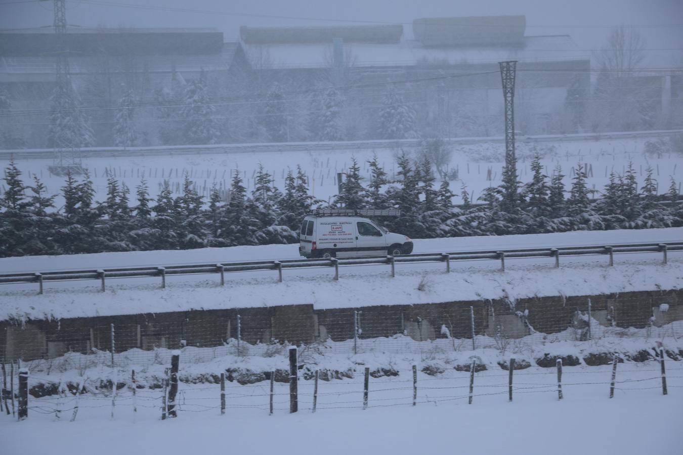 Mucha nieve en las salidas de Reinosa de la A-67