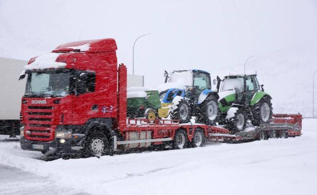 Tráfico embolsa camiones en Villamanín ante la nieve caída en Pajares