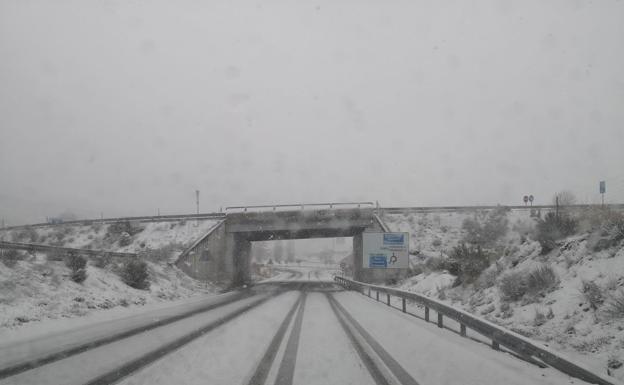 La nieve comienza a complicar la circulación en las carreteras de la provincia