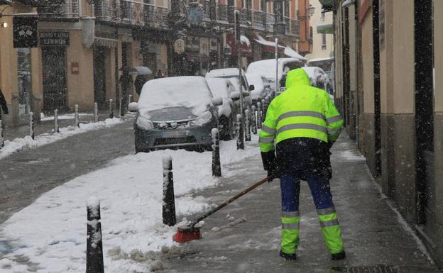 El dispositivo municipal de nevadas mantiene 15 máquinas en las calles