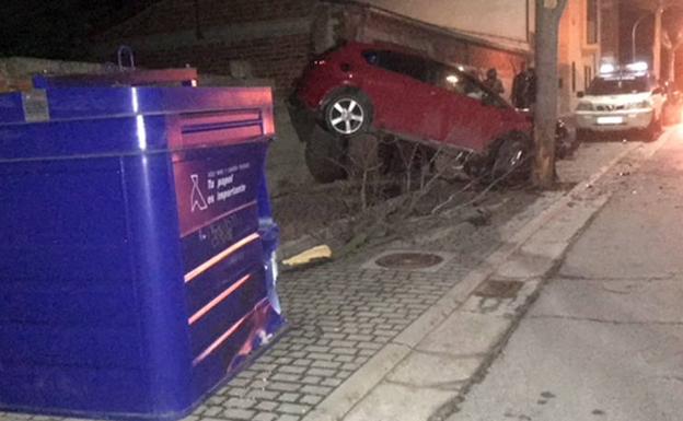 Un conductor ebrio choca su vehículo contra un contenedor y un árbol en Cuéllar