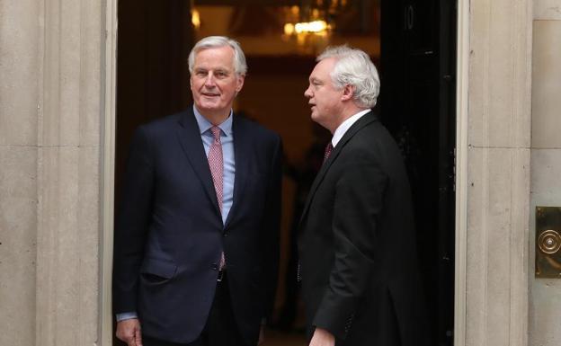 Londres mantiene ante Barnier el póker oficial sobre el futuro acuerdo