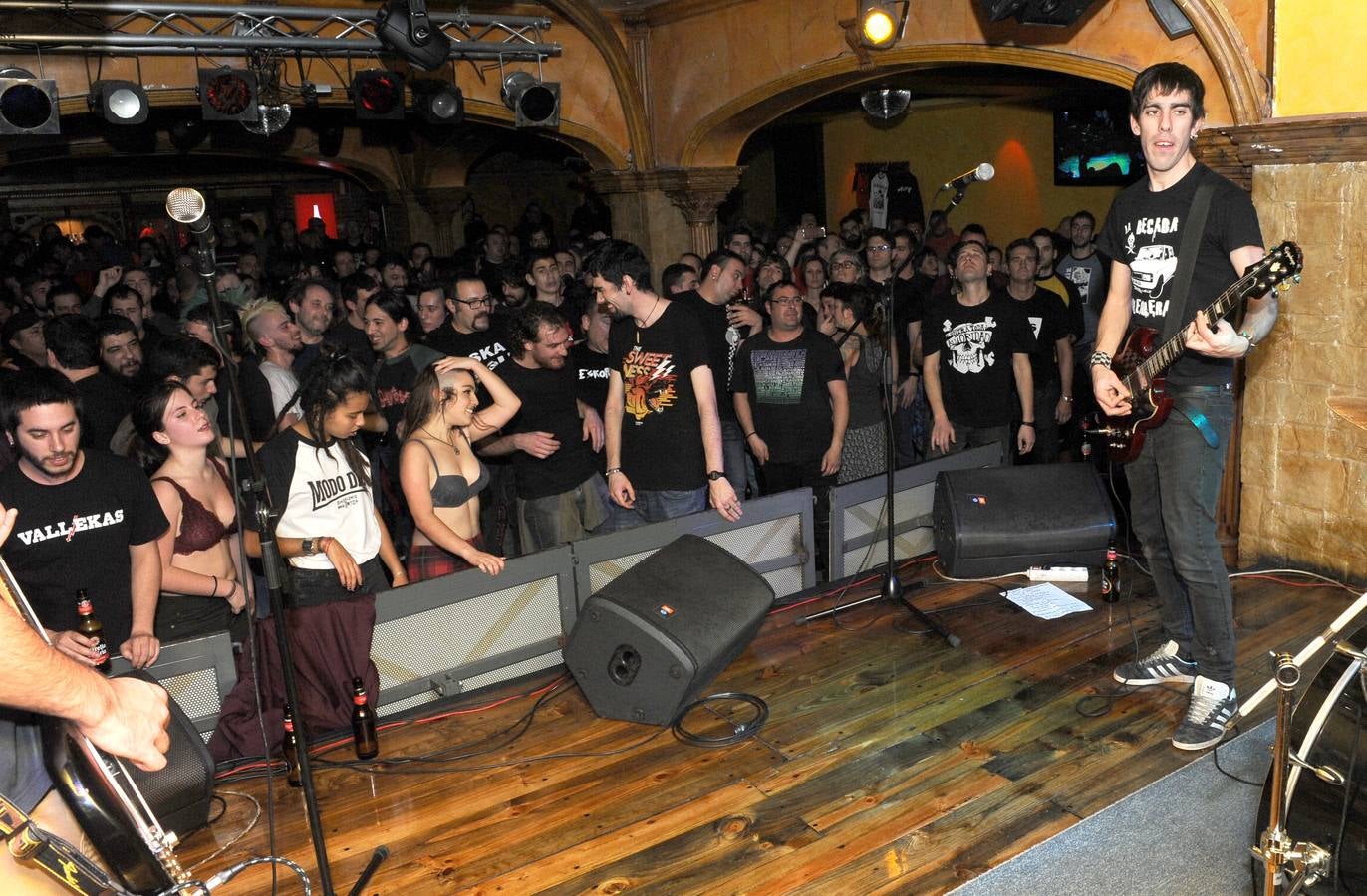 Conciertos de Los Demenciales Chicos Acelerados y La Txirla Records en la sala Porta Caeli de Valladolid