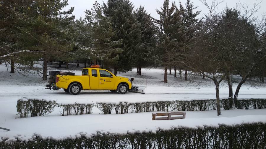 La nieve solo mantiene cerrada en Palencia la carretera del puerto de Piedrasluengas que lleva a Potes