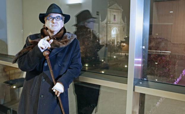 Luis Antonio de Villena: «Trabajaba toda la tarde y salía todas las noches, ese tipo de vida ya no existe»
