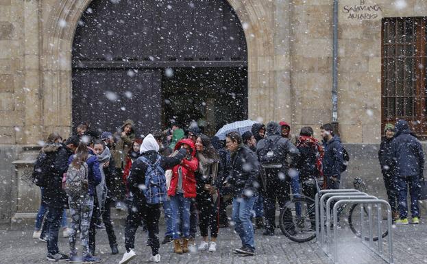 La nieve cubre la provincia, obliga a suspender clases y provoca cortes de carreteras
