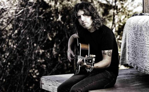 Rulo y la Contrabanda sirve nuevo concierto detrás de la barra de un bar