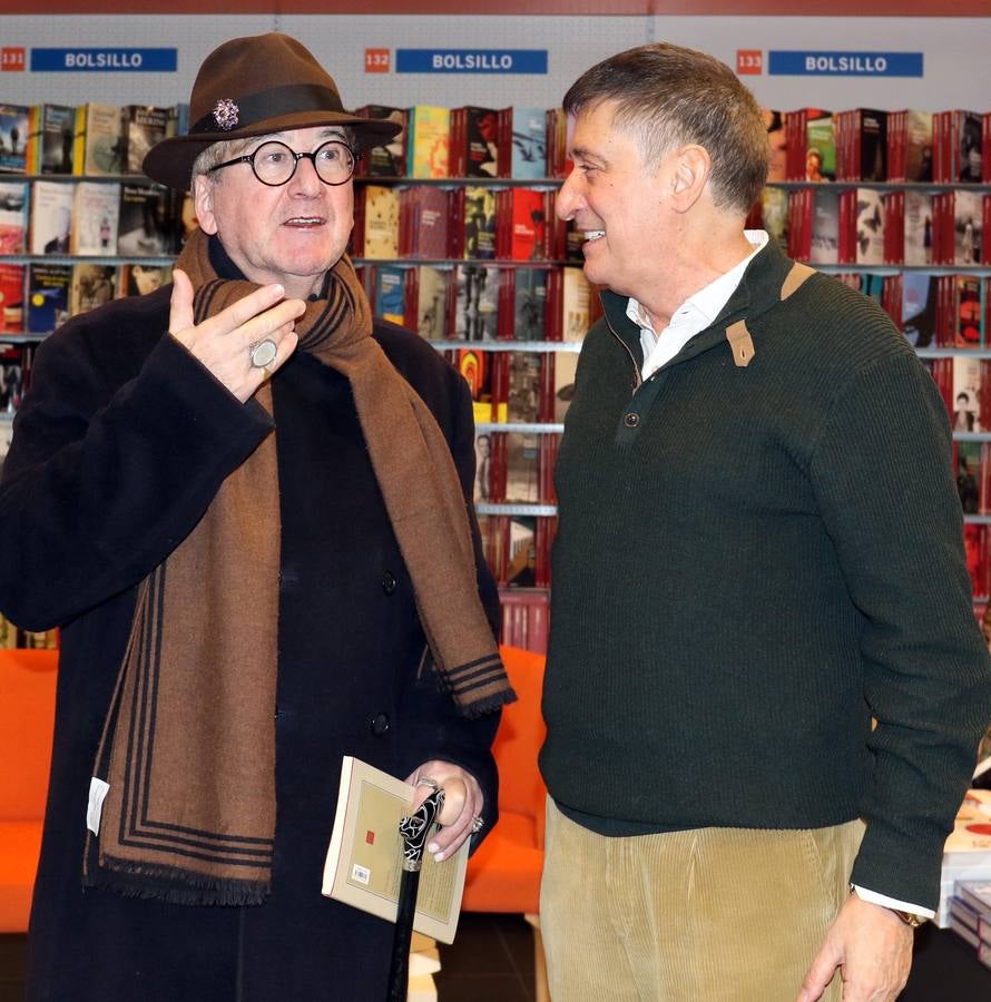 Luis Antonio de Villena presenta su segundo libro de memorias en la librería Oletvm de Valladolid