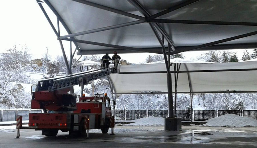 Los bomberos se multiplican para quitar los carámbanos de cornisas