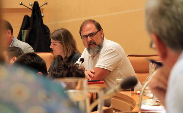 El PSOE pide a Cosme Aranguren que se replantee seguir en el Ayuntamiento