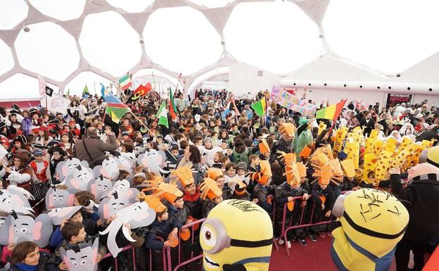 Los coles llevan el carnaval a la Cúpula del Milenio