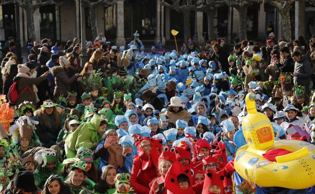 El colegio Jorge Manrique inunda de color las calles de Palencia con su disfraz de río