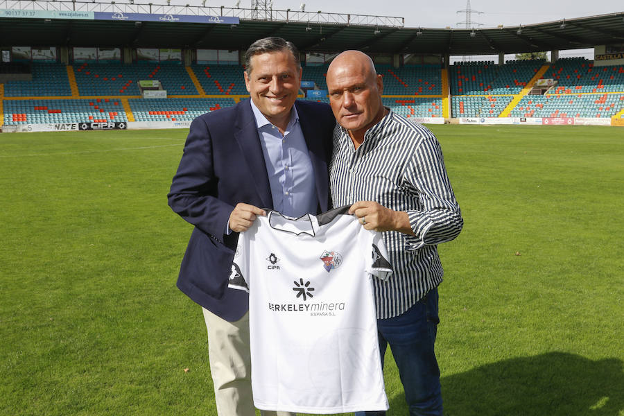 Calderé 'raja' en conversación con un grupo de animación del Salmantino tras su destitución y el club dice que solo quiere «herir»