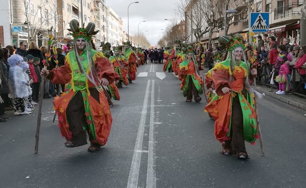 Un multitudinario desfile recorre la arteria principal de Arévalo en la fiesta del Carnaval