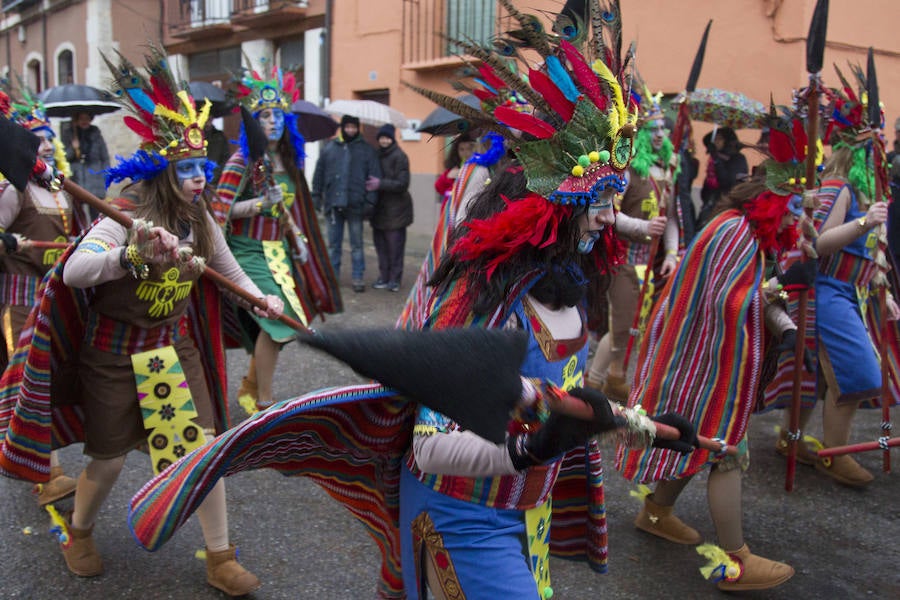 Los toresanos participan en su animado desfile de carnaval a pesar de la lluvia