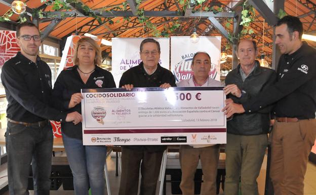 El Recoletas Atlético entrega 1.500 euros del cocido solidario