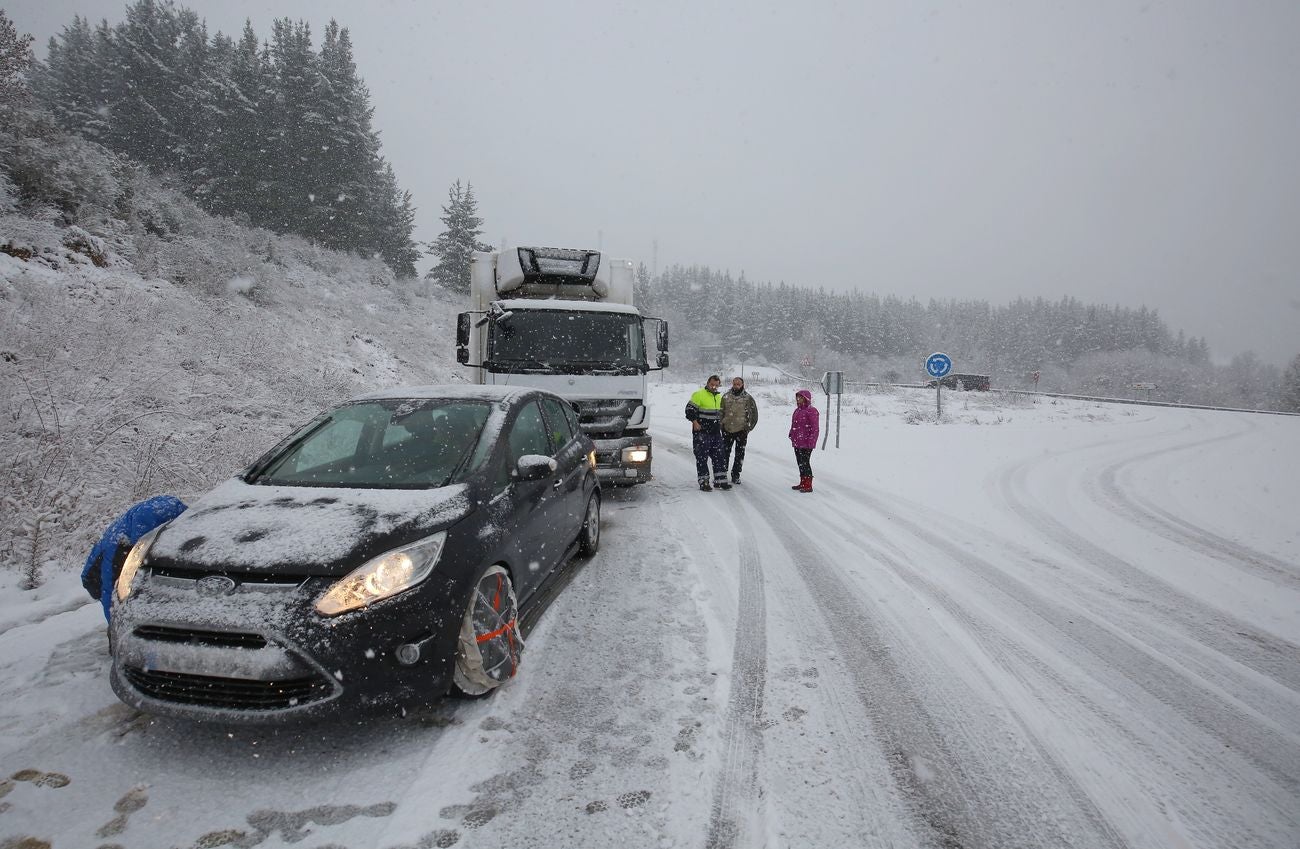 Nieve sobre el asfalto