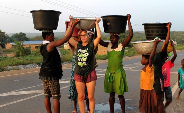 Las futuras maestras palentinas enseñan... Y aprenden en Ghana