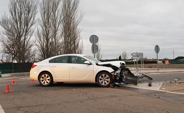 Choque entre dos turismos en la N-601, entre Olmedo y Mojados