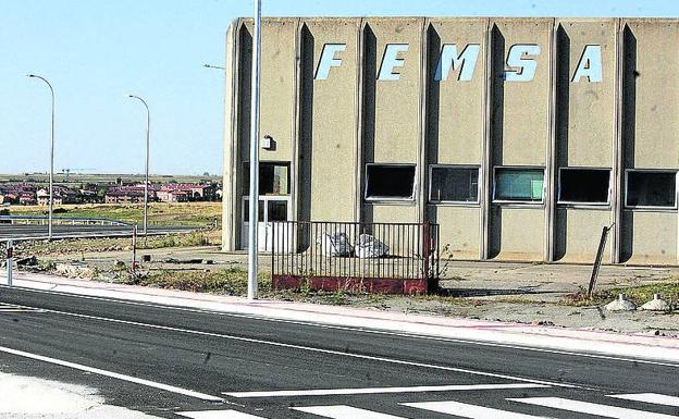 La antigua fábrica de Femsa, en la carretera de La Granja, albergará una nave para coches clásicos