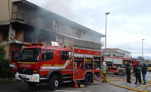 Las familias afectadas por la explosión en Villasana tendrán que esperar para volver a sus casas