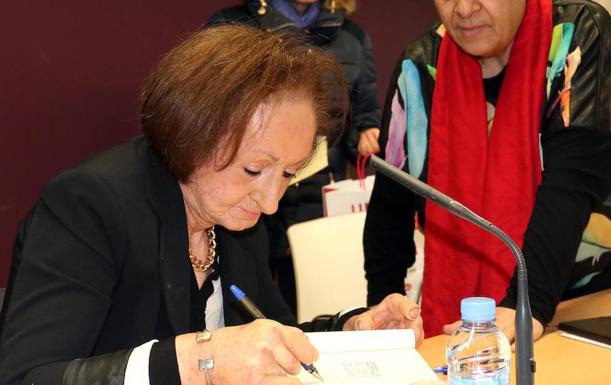 Ángela Hernández pone al día la biografía de Zorrilla y cataloga 372 enseres de su casa museo