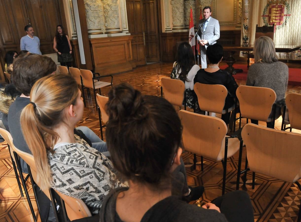 Óscar Puente recibe en el Ayuntamiento a los Erasmus de la UVA