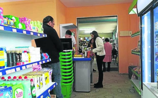 Los vecinos de Santa Eufemia ya pueden comprar en su pueblo