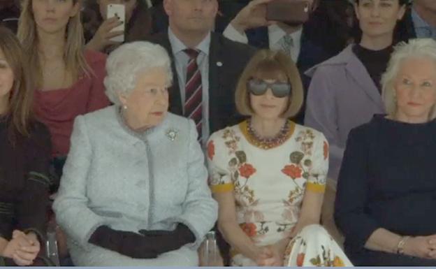 La Reina Isabel II no se pierde la London Fashion Week