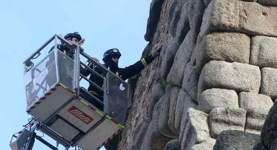Los bomberos inspeccionan el Acueducto