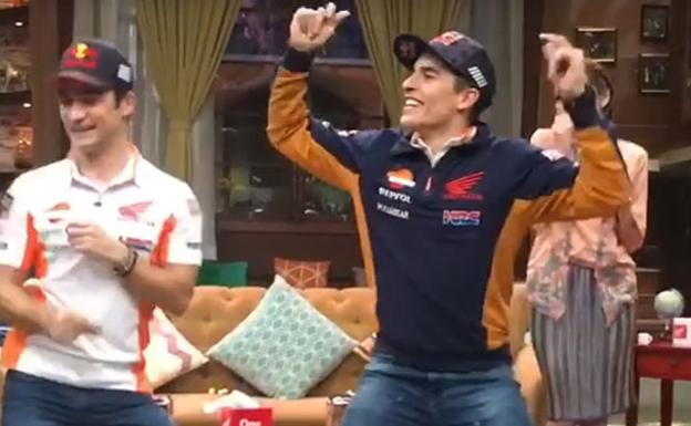 Marc Márquez y Dani Pedrosa se marcan un divertido baile en la televisión de Indonesia