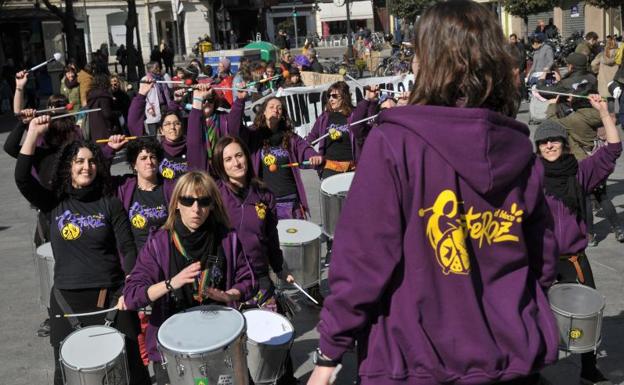 Animan a secundar la huelga feminista a ritmo de batucada en Valladolid