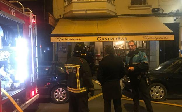 Los Bomberos de León intervienen en un incendio producido en la cocina del Bar Quitapenas