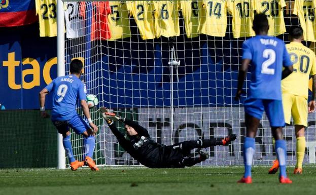 Un Asenjo descomunal acaba con la racha del Getafe