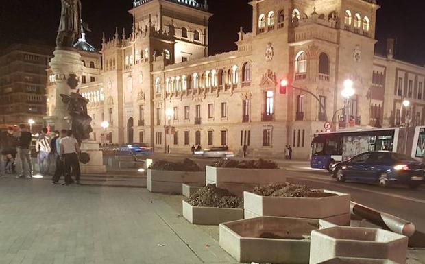 Detenido por agredir a la policía, que le identificó por orinar en la Academia de Caballería