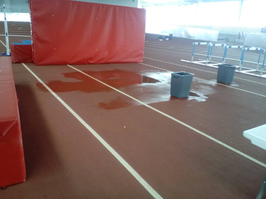 Goteras en la pista Carlos Gil Pérez a horas de que arranque el Nacional master en Salamanca