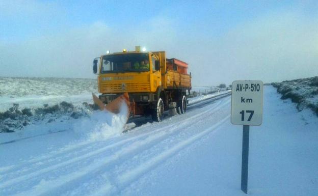 Más de treinta carreteras afectadas por la nieve en la provincia de Ávila