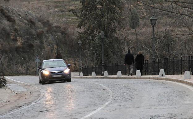 Se da a la fuga tras chocar contra otro vehículo en la Cuesta de los Hoyos
