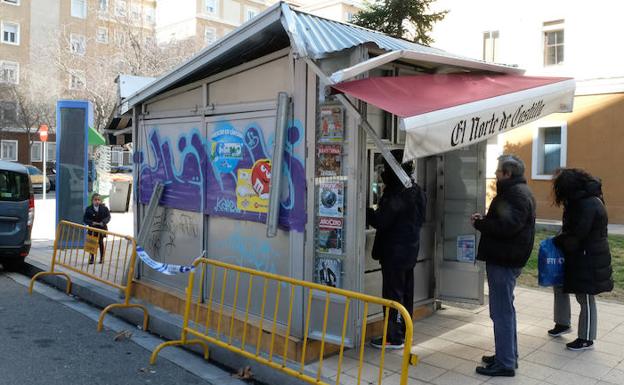 Un camión choca contra un quiosco en la calle Aurora